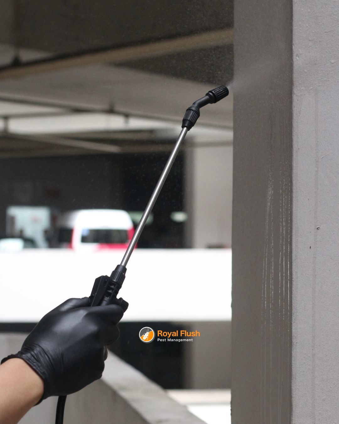 Residual spraying of a car park pillar
